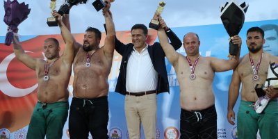 İsmet Atlı Karakucak Güreşleri'ni Recep Kara kazandı