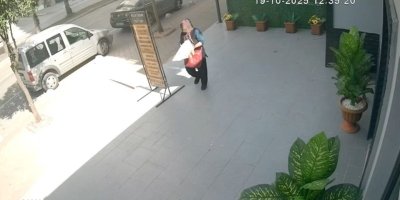 Önce iş yerini kontrol etti sonra yapay çiçekleri çaldı