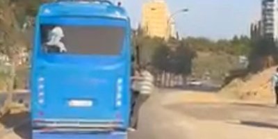 Adana'da tehlikeli anlar: Otobüsten sarkarak yolculuk yaptılar