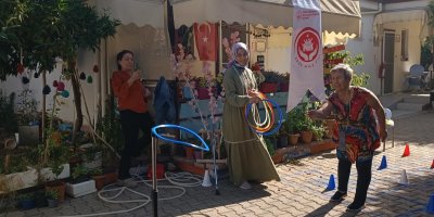 Adana'da, gençler ve yaşlılar aynı sahada buluştu