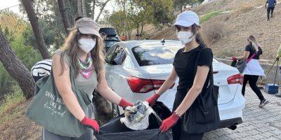 Bilinçsizler tarafından kirletilen Seyhan Nehri kenarı, sosyal medyadan örgütlenen vatandaşlar tarafından temizlendi!