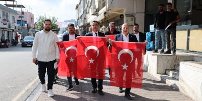 Yüreğir Belediyesi’nden Esnafa Cumhuriyet Bayramı Hediyesi: Türk Bayrağı