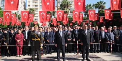 Adana’da 29 Ekim Cumhuriyet Bayramı için çelenk sunma töreni düzenlendi