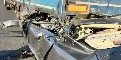 Tıra arkadan çarpan Volvo hurdaya döndü: 1 kişi hayatını kaybetti