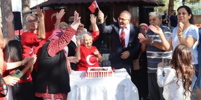 Cumhuriyet Bayramı, huzurevinde coşkuyla kutlandı 