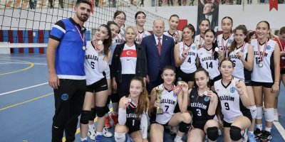 Cumhuriyet Kupası Kızlar Voleybol Turnuvası’nda coşku sahadaydı