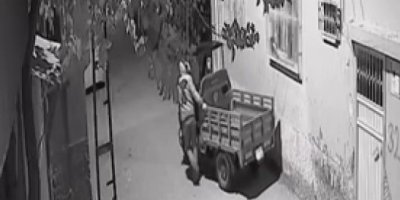 Yüzünü kapüşonla kapatarak mopedi dakikalar içinde çaldı