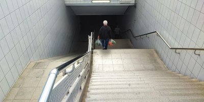 Adana'da 16 yıl önce hizmete giren metro alt geçitte yürüyen merdivenin yeri var, kendi yok!