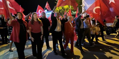 Yumurtalık caddeleri bayraklarla donandı, vatandaşlar bayramı coşkuyla kutladı