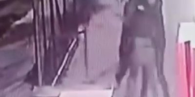 Lise öğrencilerini dövüp bacaklarından bıçakladılar