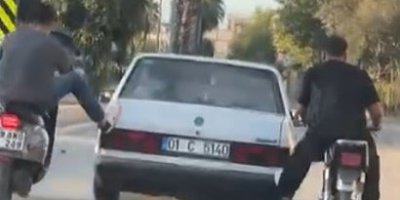 Motosikletliler, yolda kalan otomobili ayaklarıyla ittirdi