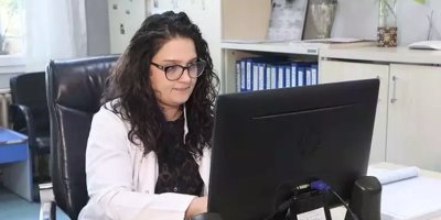 Yanlış teşhisle işitme kaybı yaşayan Selen İşlek, şimdi Balcalı Hastanesi’nde doktor