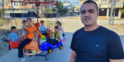 Kendi çocukken hiç binmedi: Mahalle mahalle gezerek çocukları dönme dolabına bindiriyor