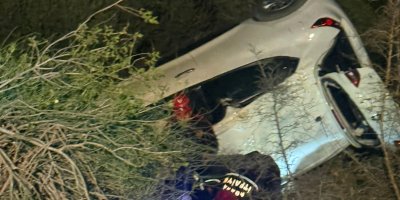 Otomobil devrildi: Sürücü halat yardımıyla kurtarıldı