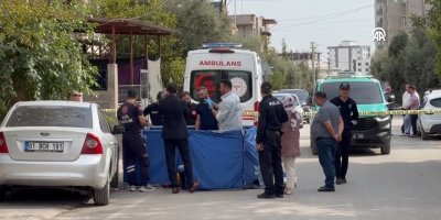 Adana'da bir kişi sokakta pompalı tüfekle vurularak öldürüldü