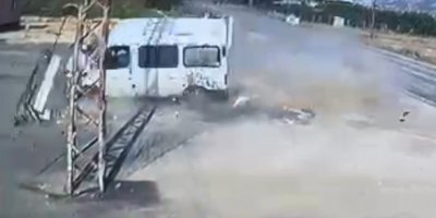 Devrilen minibüsün sürücüsü yaralandı: Kaza anı kamerada