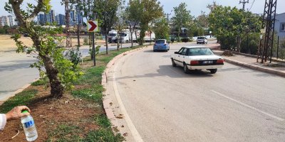 Adana'da keskin viraj tehlikesi: Esnaf kamera taktırdı, kazaları kaydetti