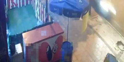 Adana’da 3 gün arayla aynı noktada kaza: İki araç aynı kaldırımdaki ağaçlara çarptı