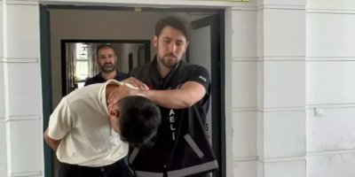 Adana’da polisi taklit ederek dolandırıcılık yapan iki sanığa 7 yıl 1 ay hapis cezası