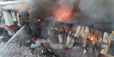 Adana’da bir iş yerinde yangın çıktı, ekiplerin müdahalesi sürüyor