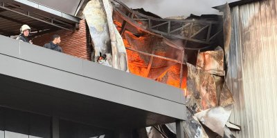 Hırdavat dükkanında çıkan yangını söndürme çalışmaları devam ediyor: Yangın, havadan görüntülendi