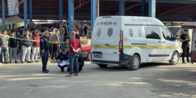 Adana’da semt pazarını kana buladılar: 2 kişi hayatını kaybetti 5 kişi yaralandı