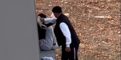 Adana'da tartıştığı kadını çantayla darbetti; o anlar kamerada