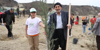 Kozan'da yangından etkilenen alana dede-torun fidan dikti