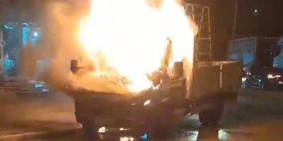 Park halindeki kamyonet alevlere teslim oldu