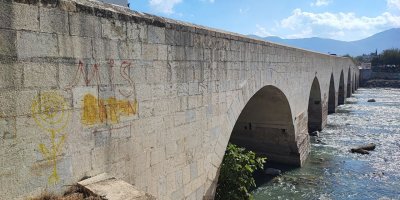 Anadolu'nun bilinen ilk Roma köprüsüne sprey boyayla yazılama yapıldı