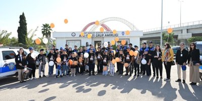 Polis lösemi hastası çocuklara at sevdirip, birlikte balon uçurdu