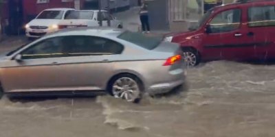 Adana'da kısa süreli yağmur yolları nehre çevirdi