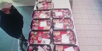 Yemek tepsisindeki cep telefonunu böyle çaldı