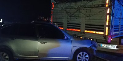 Adana’da kamyona çarpan otomobilde iki kişi yaralandı