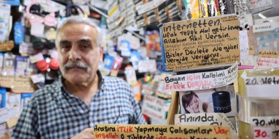 Adana'da 44 yıllık esnafın hayat dersi yazıları dikkat çekiyor