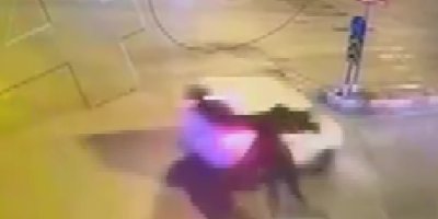 Başıboş at, araca çarptı