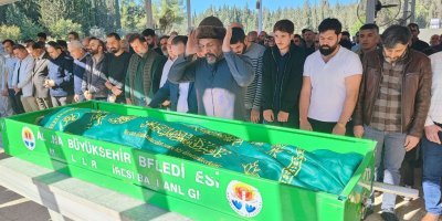 Baba, kazada ölen oğlunun cenaze namazını kıldırdı