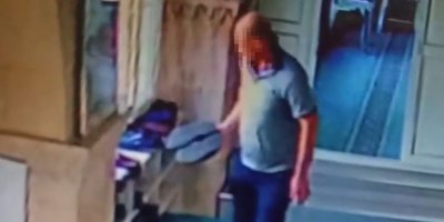 Camide ayakkabıları tek tek inceledi, beğendiğini çaldı