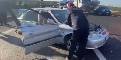 Ceyhan’da otoyolda feci kaza: hurdaya dönen araçta 1’i çocuk 3 yaralı