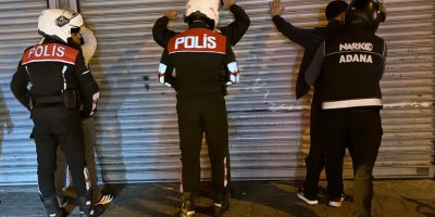 Adana'da 'narko-alan' uygulaması: Uyuşturucu içen 20 şahıs suçüstü yakalandı