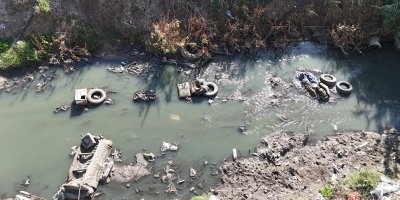 Adana’da açık bırakılan atık su deresi mahalleliyi isyan ettirdi