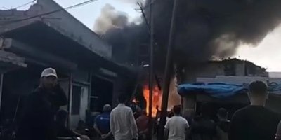 Adana'da hurdacı dükkanı alevlere teslim oldu