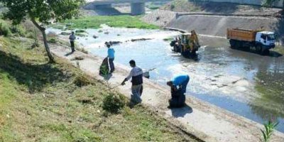 ASKİ, Sarıçam Deresi’nde biriken atıkları temizledi