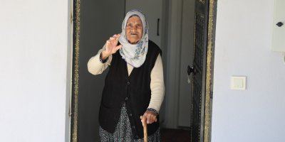 Depremde 41 ev ağır hasar almıştı, yıkılıp yapıldı: 90 yaşındaki Fatma nine yeni evine yerleşmenin mutluluğunu yaşadı