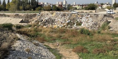 Adana'da kuruyan dere moloz döküm sahasına döndü