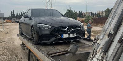 Adana'da çukur problemi iki lastiğin patlamasına neden oldu!