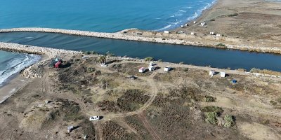 Adana Karataş’ta kaçak yapılar yıkılıyor