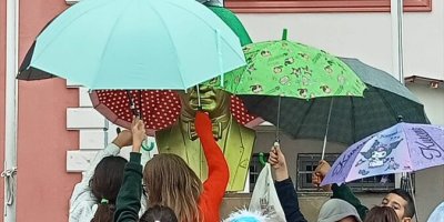 Ceyhan’da yüreklere dokunan görüntü: Şemsiyeli Atatürk nöbeti