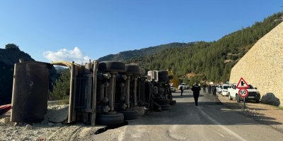 Feke’de maden yüklü kamyon devrildi