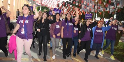 CHP Adana Kadın Kolları kadın cinayetlerine karşı yürüyüş gerçekleştirdi